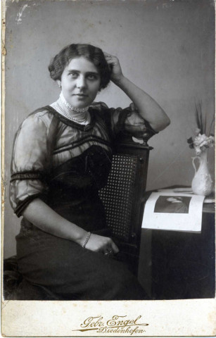 [Photographie d'une jeune femme dans les années 1900]
