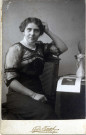 [Photographie d'une jeune femme dans les années 1900]