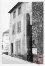 8 place de la Porte de Sierck, à droite, le mur de la Porte de Sierck