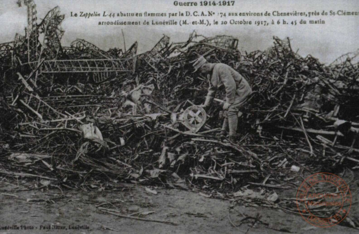 Guerre 1914-1917 : Le Zeppelin L.44 abattu en flammes par la D.C.A. N°174 aux environs de Chenevières, près de Saint-Clément arrondissement de Lunéville (M. et M.), le 20 Octobre 1917, à 6h45 du matin