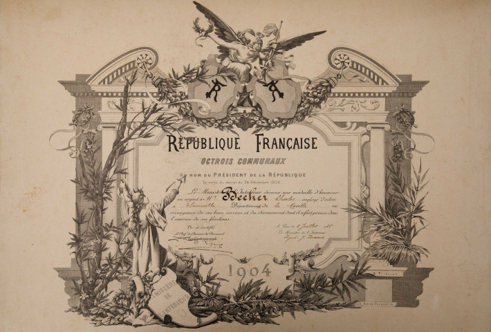 Diplôme décerné par le ministre de l'Intérieur, le 2 juillet 1926, à Charles Becker employé d'octroi à Thionville en récompense de ses bons services et du dévouement dont il a fait preuve dans l'exercice de ses fonctions.