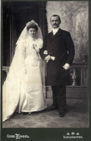 [Photographie de mariés dans les années 1900]
