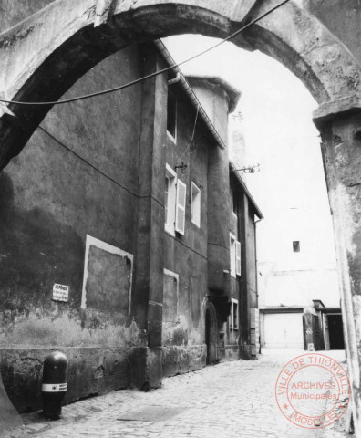 Portail du Moyen-Age, situé entre le 5 et 7 rue Brûlée - Thionville