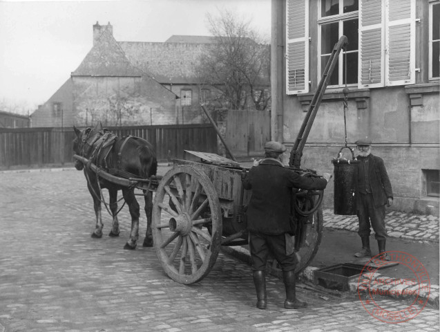 Les égoutiers, le père Hisch, allée Raymond Poincaré, vue du toit du collège des jeunes filles