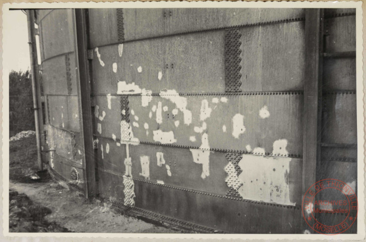 Gazomètre. A remarquer les nombreuses dégradations provenant des éclats d'obus et balles de mitrailleuses.