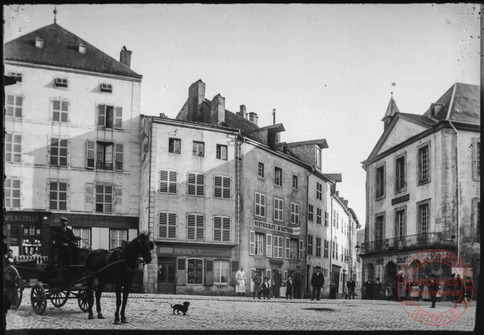 [Centre de Sierck-les-Bains, avec de gauche à droite, l'imprimerie Joseph Bastian, la succession J. Dumont, une enseigne ou il est écrit "wirthschaft et l'Hôtel de Ville]