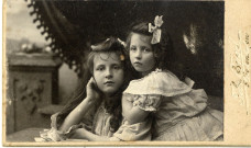 [Photographie de studio de Gabrielle et Yvonne Hourte, fille du banquier Jean Hourte, en 1904]