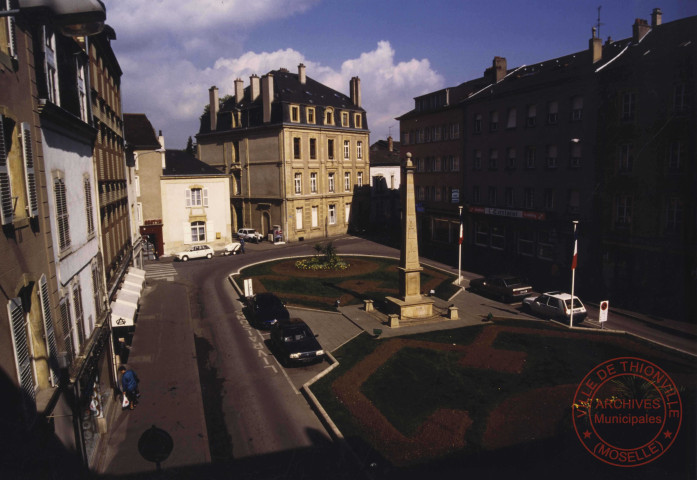 [Photographie de la place Claude Arnoult dans les années 1990]