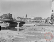 [Le pont des Alliés - canalisation de La Moselle - En fond l'église Saint-Maximin, le Rex, le Beffroi et l'Hôtel de Ville]