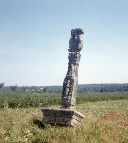 Calvaire situé près de la nouvelle église de Bouste
