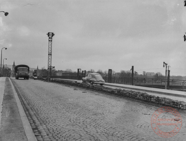 [Le pont des Alliés. Au fond, le Beffroi et l'Hôtel de Ville]