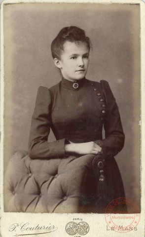 Portrait d'une femme en studio