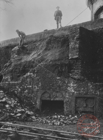 [Démolition des remparts à proximité de l'église Saint-Maximin et découverte de linteaux en pierre décorés]