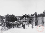 [Démolition de la porte du Luxembourg, foule devant les gravats]