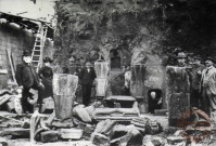 Le démantèlement des fortifications de Thionville (1902-1903) - Mise à jour de la Chapelle des Augustins, place du Luxembourg. A gauche:M. Engel (père), à gauche du policier, M. Engel photographe, et, tenant une brosse, M. Massonet de Saint-Pierre