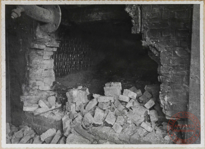 Usine à goudron - Cornues. A remarquer les fonds de cornues complètement oxydés qui sont à remplacer.