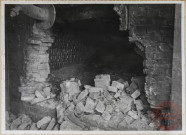 Usine à goudron - Cornues. A remarquer les fonds de cornues complètement oxydés qui sont à remplacer.