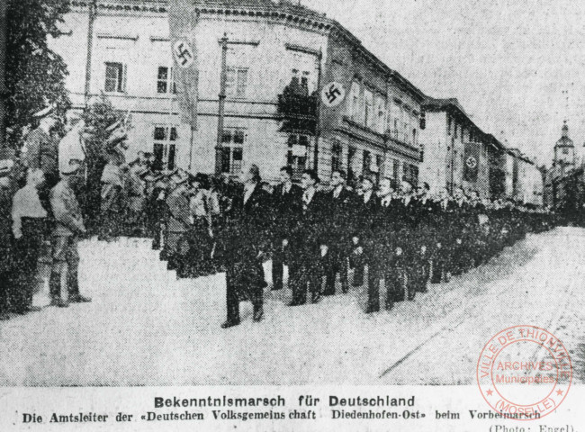 Journée allemande à Thionville : défilé rue de Paris des chefs de la Volksgemeinschaft de Thionville Ouest