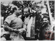 Grand Prix automobile de Suisse 1954 - Circuit de Bremgarten - Juan Manuel Fangio vainqueur sur sa Mercedes-Benz, Gonzales (second) le félicite, Herrmann est 3ème