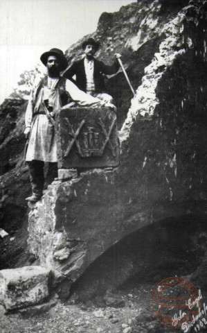 Le démantèlement des fortifications de Thionville 1902-1903. Mise à jour des armes de Thionville datées de 1539. Au centre, M. BRUA Jacques (né en 1872) ; à droite M. UNTEREINER 1902.