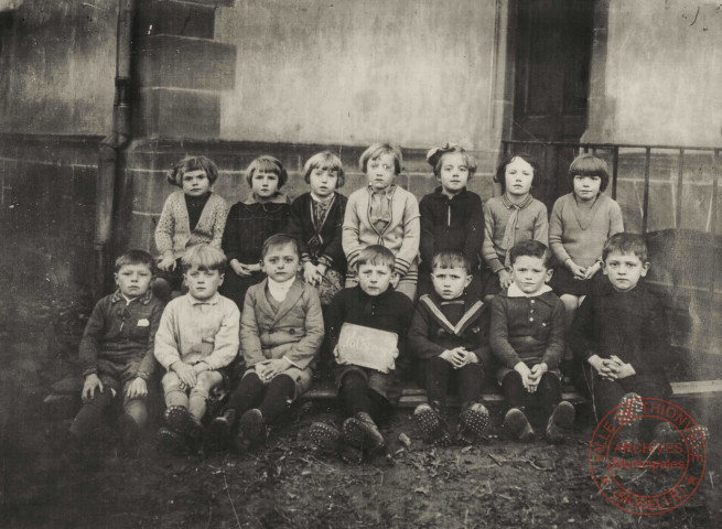 [Photo de groupe à l'école de Volkrange dans les années 1920]