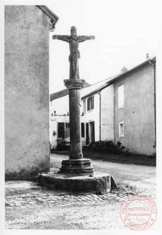 Calvaire (croix double) situé devant la chapelle Saint-Hippolyte, 1 rue Saint-Hippolyte à Haute-Rentgen (commune de Basse-Rentgen). Croix érigée vers 148X (la lecture du 4e chiffre étant illisible, date portée sur le fût) pour le capitaine Peter Blager à la mémoire de ses soldats tombés près de Rodemack. Deux statuettes ont disparu