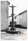Calvaire (croix double) situé devant la chapelle Saint-Hippolyte, 1 rue Saint-Hippolyte à Haute-Rentgen (commune de Basse-Rentgen). Croix érigée vers 148X (la lecture du 4e chiffre étant illisible, date portée sur le fût) pour le capitaine Peter Blager à la mémoire de ses soldats tombés près de Rodemack. Deux statuettes ont disparu