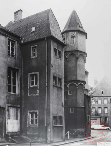 [Cour du Château, ancien hôtel de Raville]