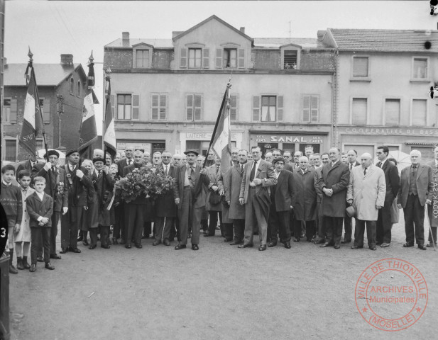 [Commémoration, avenue des Nations - Basse-Yutz. En fond en partant de la droite, la coopérative de Basse-Yutz, vins et cafés Sanal, laiterie-crémerie et bureaux C.G.T. et F.S.M.]