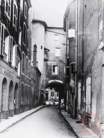 [Rue des Clarisses et entrée de la Cour du Château - N.E. Wagner succ.]