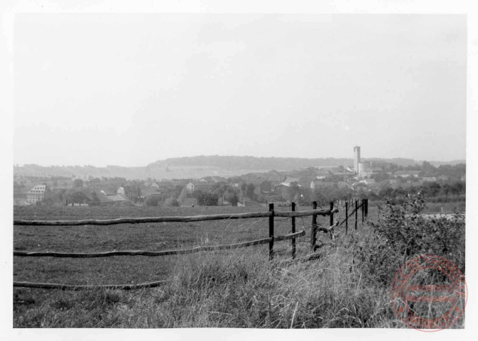 Vue d'ensemble de Roussy-le-Village, l'église Saint-Denis en fond