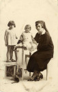 [Photographie de la petite Mady Martha avec un bébé et une nurse]
