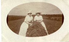 [Photographie de deux jeunes femmes sur un tas de foin en juillet 1915]