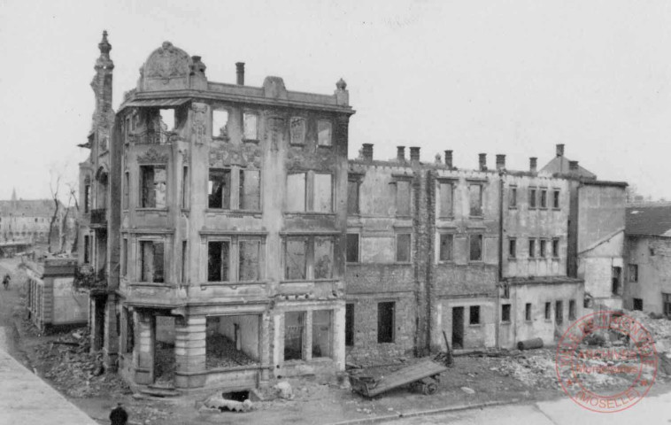 Libération de Thionville. L'ancien Hôtel Terminus, rive droite, après les bombardements