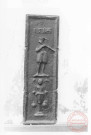 Taque en fonte datée 1584, au presbytère de Cattenom, rue des Châteaux. Scène d'un musicien avec une flûte à bec