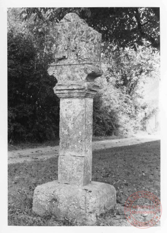 Bildstock situé 13, rue Saint-Jean à Basse-Rentgen. Sujet : Christ en croix, pâmoison de la Vierge, le coup de lance, présentation du vin aigre à Jésus