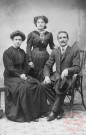Portrait de famille - Les parents et leur fille prennent la pose au studio