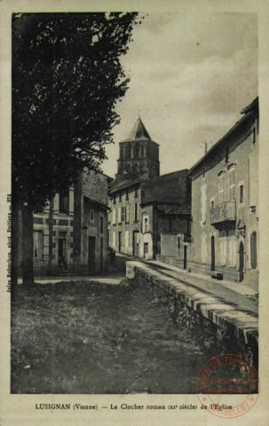 LUSIGNAN ( Vienne) -Le Clocher roman ( XIe) de l'Eglise