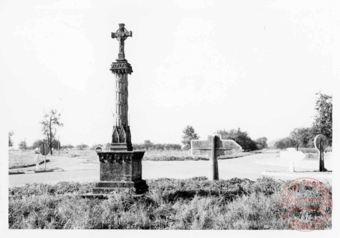 Bildstock situé à l'angle de la route de Rodemack et de la D1 à Fixem. Croix érigée en 1852 (date portée sur le socle) pour Nicolas Brandenbourger et Marie Roser, de Sentzich (commune de Cattenom, Moselle) , par le sculpteur Jean Valzer, de Koeking (commune de Thionville, Moselle). Bénite le 21 novembre 1869