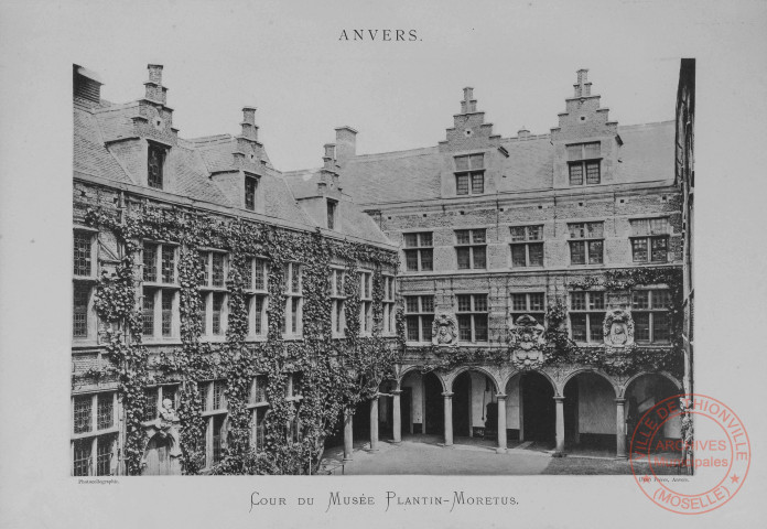 Album contenant 15 planches photographiques de Anvers, réalisées par DERO Frères - Planche n°5 : Cour du Musée Plantin-Moretus