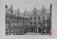 Album contenant 15 planches photographiques de Anvers, réalisées par DERO Frères - Planche n°5 : Cour du Musée Plantin-Moretus