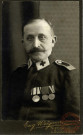 [Portrait en studio d'un soldat du service sanitaire avec ses médailles en 1914]