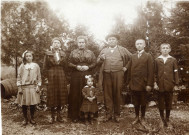 [Photographie d'une famille dans le jardin d'une maison dans les années 1910]