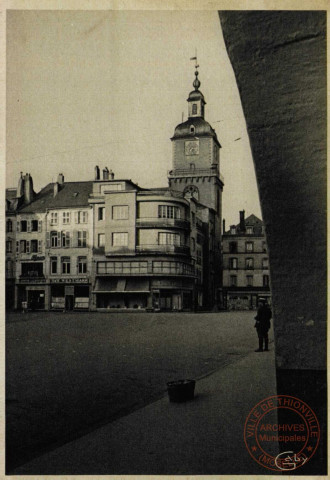 Diedenhofen - Marktplatz - Blick durch die Bogen