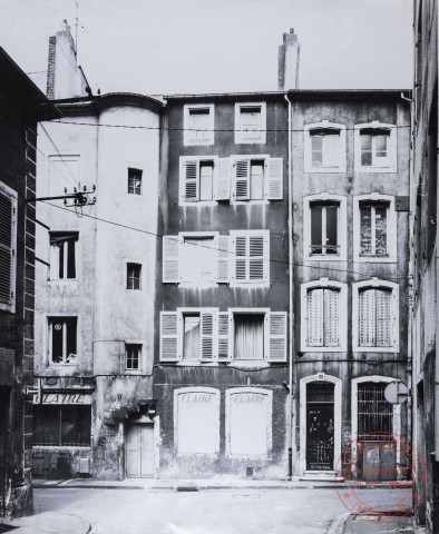 [Rue de la Tour vue depuis la rue Saint-Maximin, on aperçoit l'arrière du magasin Claire et une tour-escalier]