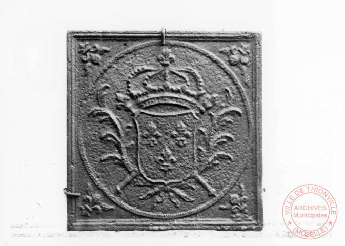 Plaque de cheminée : les armes de France, XVIIe située sur la façade de l'église Saint-Denis de Roussy-le-Village