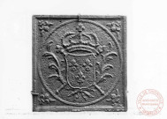 Plaque de cheminée : les armes de France, XVIIe située sur la façade de l'église Saint-Denis de Roussy-le-Village