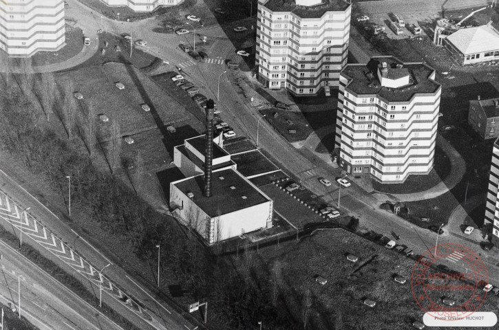 [Vue aérienne boucle des Près de Saint-Pierre, au milieu bâtiment à usage de chauffage central appartenant à Moselis]