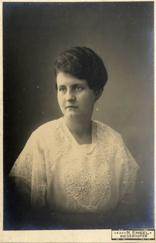 [Portrait de Yvonne Hourte dans les années 1910]