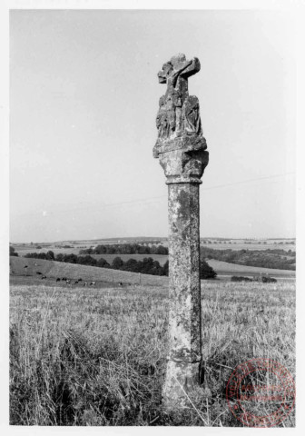 Bildstock situé sur le banc communal de Gavisse. Christ en croix, Vierge et Saint-Jean